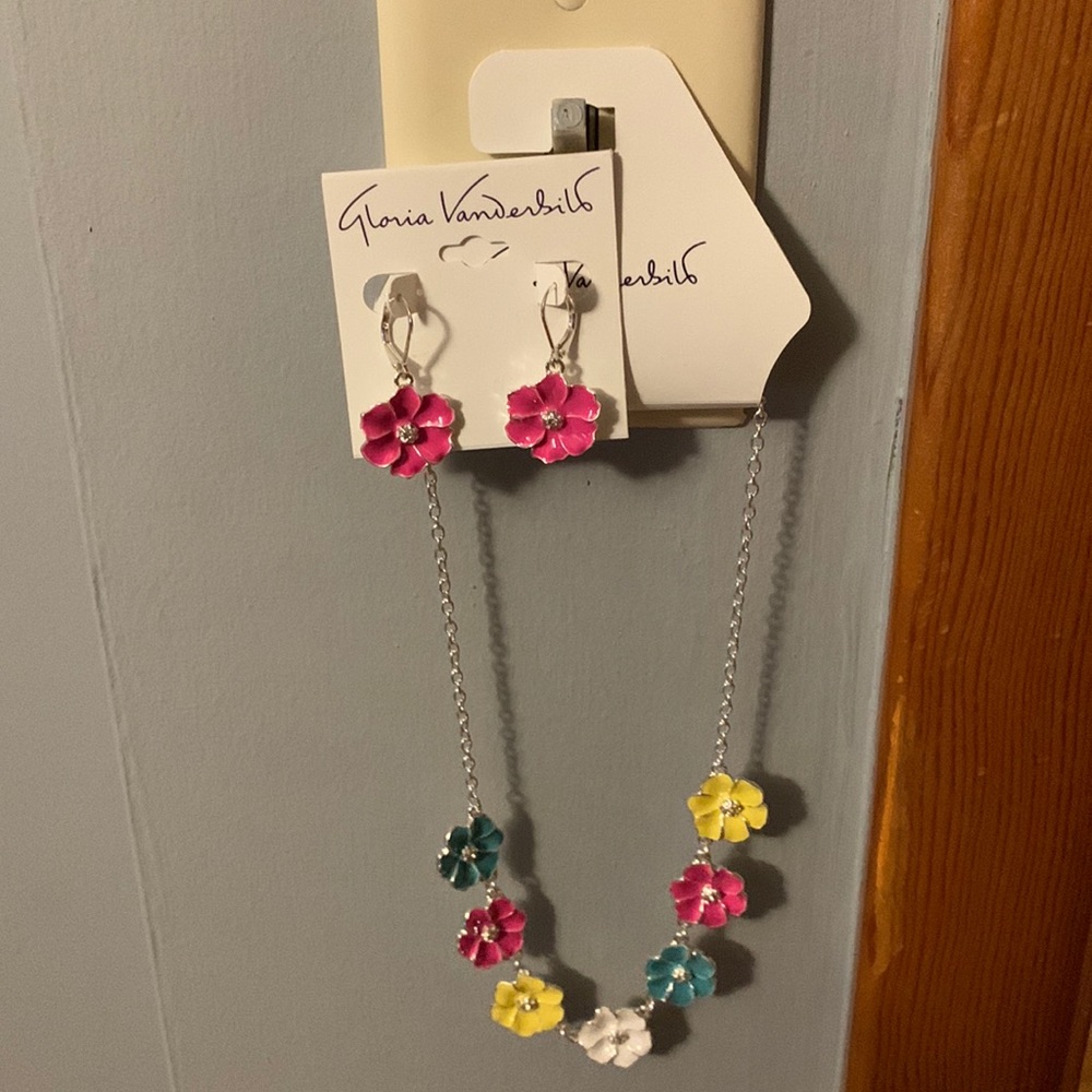Gloria Vanderbilt Necklace and Earrings matching set